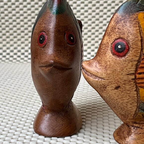 2 Wood Hand Carved Hand Painted Tropical Fishes 4" Tall - Picture 6 of 16